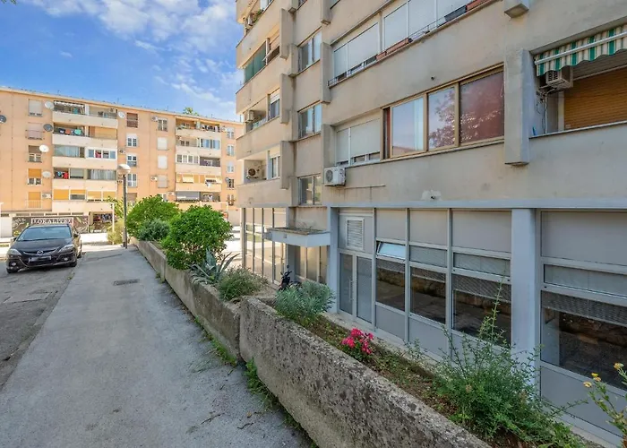 1 Bedroom Lovely In 普拉