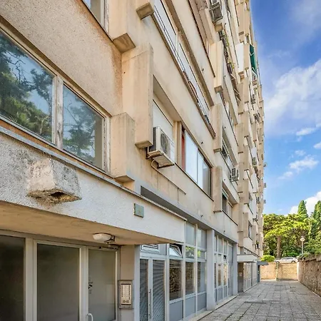 1 Bedroom Lovely In Appartement *