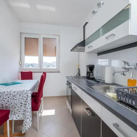 1 Bedroom Lovely In Appartement Pula