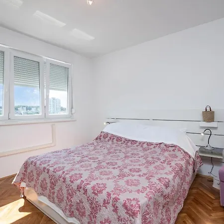 1 Bedroom Lovely In Appartement Pula