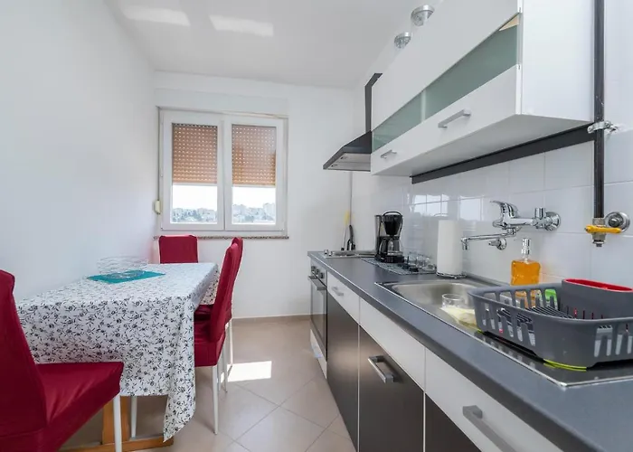 1 Bedroom Lovely In Lägenhet Pula