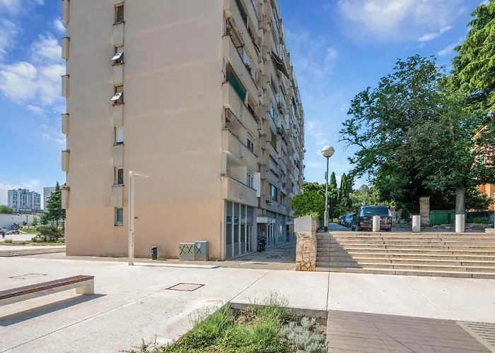 1 Bedroom Lovely In Appartamento Pola